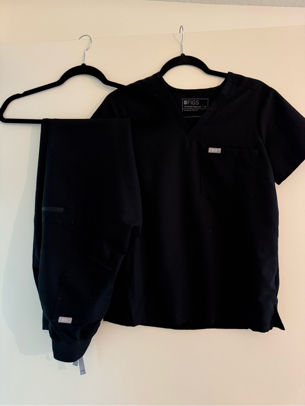 FIGS Black Scrub Top + Pants (Scrub Set) XS